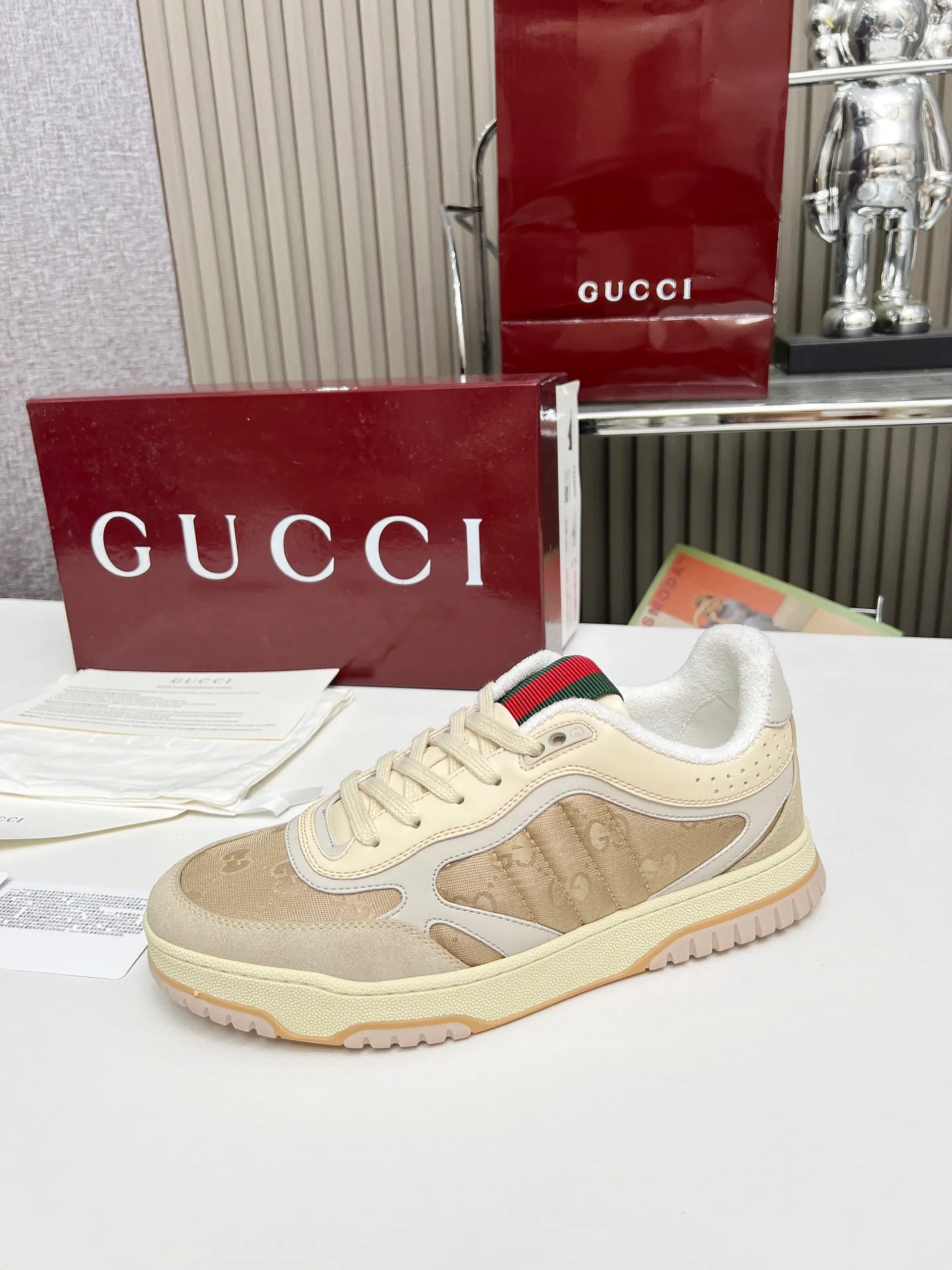 [G Home] P: 600💰 Couple size: Female 35-40. Male 39-44 (45 custom-made) 🆕2025.GUCC Gucci original order quality The latest popular high and low top aged couple sneakers series shipped original purchase development and production, this high and low top sneakers adopt a basketball-style silhouette design, cleverly integrated with hollow panels and distressed effects, showing unique ingenuity. The ingenuity incorporates brand logo details such as interlocking Double G styling accessories and Gucci lettering, a low-key tribute to the brand's design heritage. Exquisite packaging at the delivery counter 🛍📦 ▪️ Fabric: Original customized imported first-layer cowhide ▪️ Inner lining: Imported first-layer cowhide ▪️ Sole: Original molded two-color TPU sole ▪️ Sole thickness: 3cm